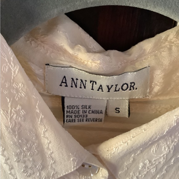 Gorgeous Ann Taylor ivory blouse - Picture 3 of 6